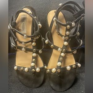 Steve Madden Size 8 sandal with Pearl & Stud design Good used condition